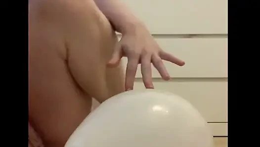 Füße und Ballons zermalmen