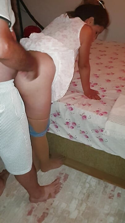一个做摩托车快递工作的老人在晚上回家，满足他的年轻情人。