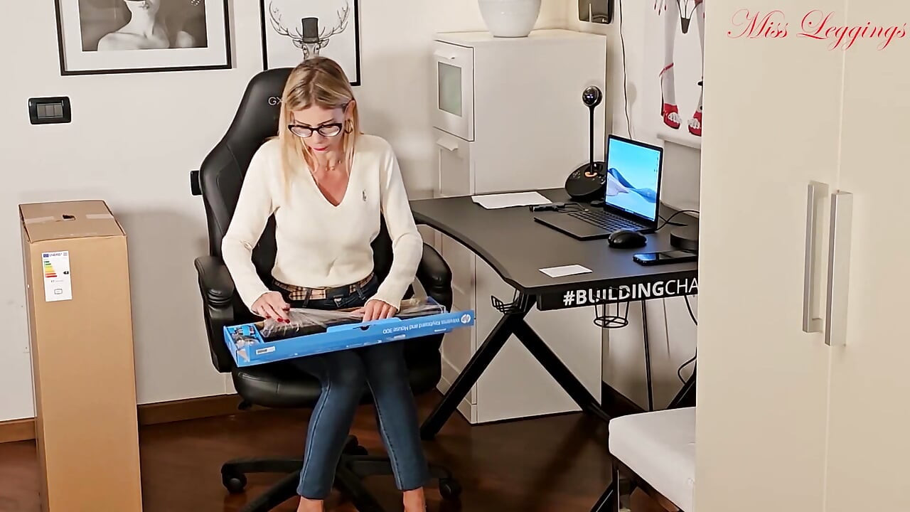 Un juego porno de una milf al hijastro virgen de su mejor amigo