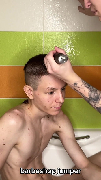 亚历克斯在浴缸里割掉 evgeny 裸体头发！