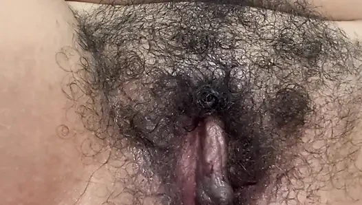 Первый раз пробую фистинг с моей волосатой мокрой киской