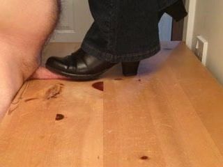 ブーツの下で残忍なコック拷問