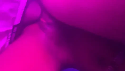 Ateşli minyon zenci genç kremsi amcık büyük zenci yarağı tarafından zenciyle sikiliyor duştan çıktığında klitorisinin fiddlinge karşı koyamadı bakış açısı