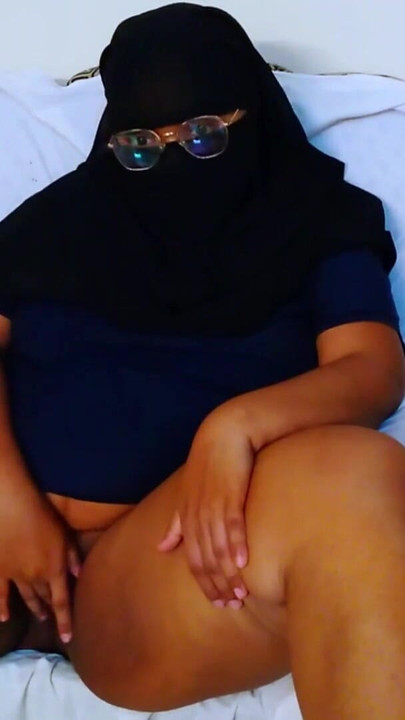 Nezaboravan trenutak iz "POV: Tamilska muslimanka slatka pička Neudana seksi hidžab s naočalama djevojka treba veliki kurac za"