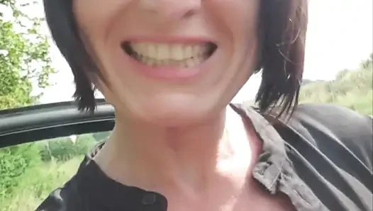 Julie yine otoparkta sıçrayarak