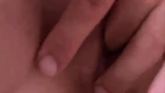 Tante seksi lagi asik ngocok kontolku