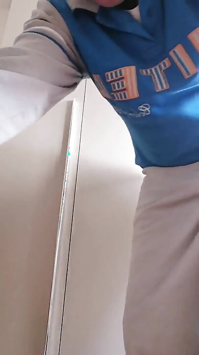 आप मेरे सख्त, सूजे हुए लंड पर मेरे हाथ के झटके की आवाज सुनते हैं