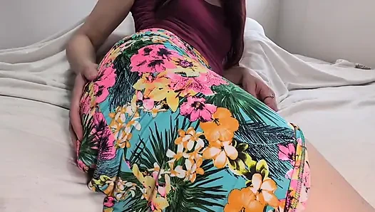 Istri pakai gaun musim panas lagi asik masturbasi sendirian