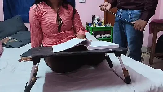Öğretmen en sevdiği öğrenciyi yaramaz tantarum yüzünden sopayla cezalandırıyor