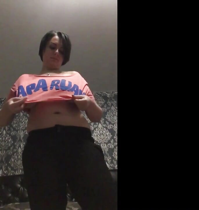 Peitos pulando da camiseta em câmera lenta!