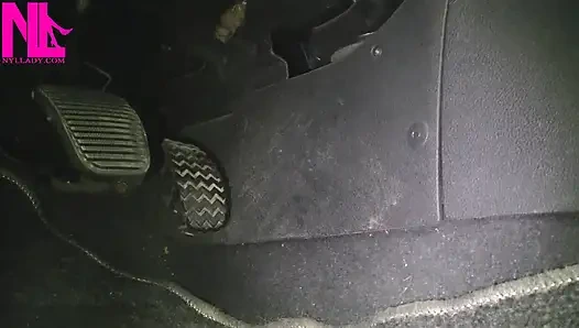 Nyllady с ее босиком ступней на педали газа вождение