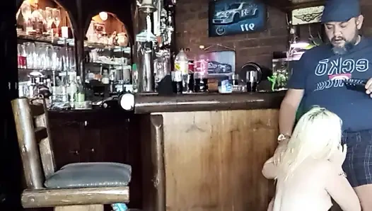 Meine freundin lutscht mich und der schwanz meines freundes kommt in den hals und auf titten