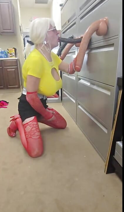 DeeDeeSlut69 Sucking Multi Cocks