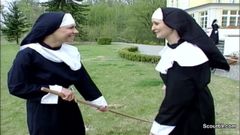 Monja alemana recibe su primera follada de reparador en kloster