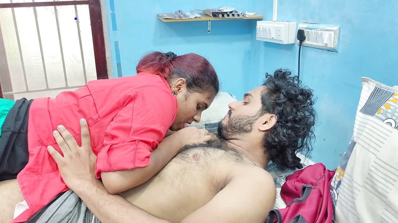 Chica chupa el pecho del chico y chico quitando vestido de chica caliente en romance