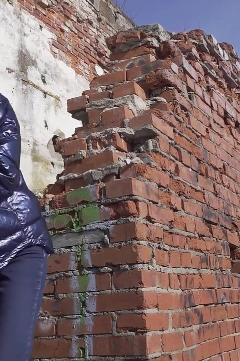 Over The Bricks by Got2Pee όπου κορίτσια έρχονται να κατουρήσουν