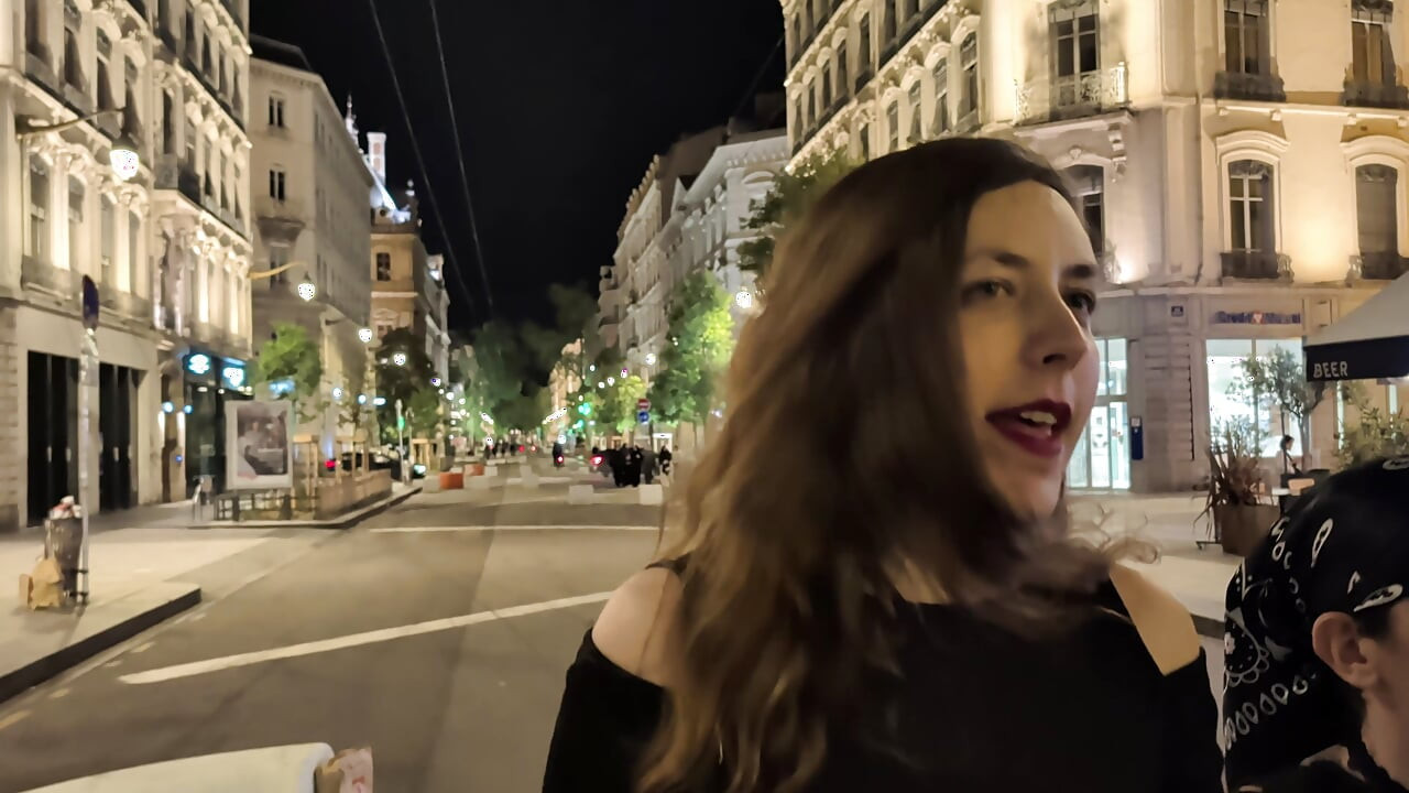 Ne blocăm în lift înainte de a merge la o petrecere perversă - VLOG