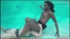 Cory Chase & Simone Styles sexo lésbico bajo el agua