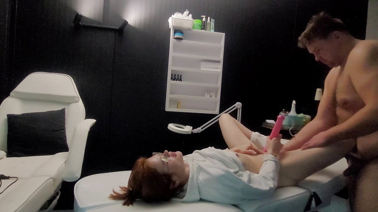 Після масажу масажистка вирішила, що хоче трохи повеселитися, і попросила клієнта допомогти