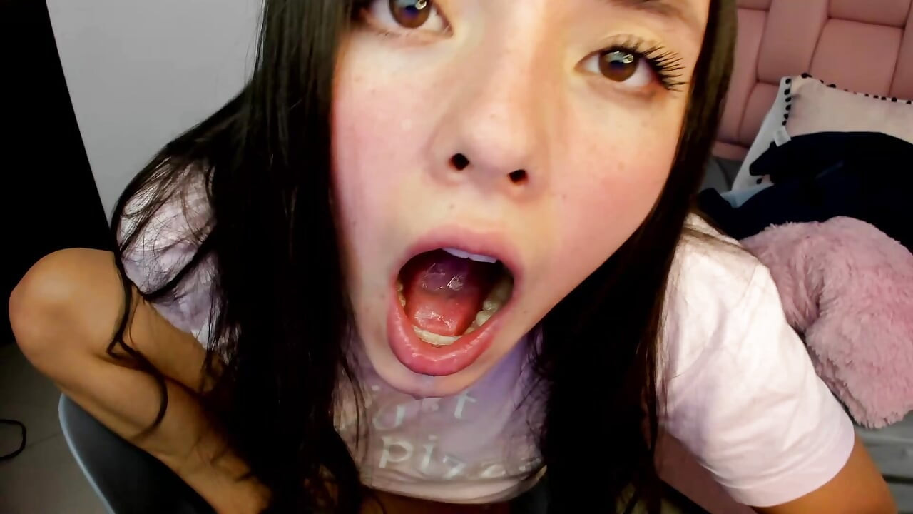 Uma tarde de ninfomaníaca com Salomé, a modelo latina da webcam que adora agir como uma puta insaciável