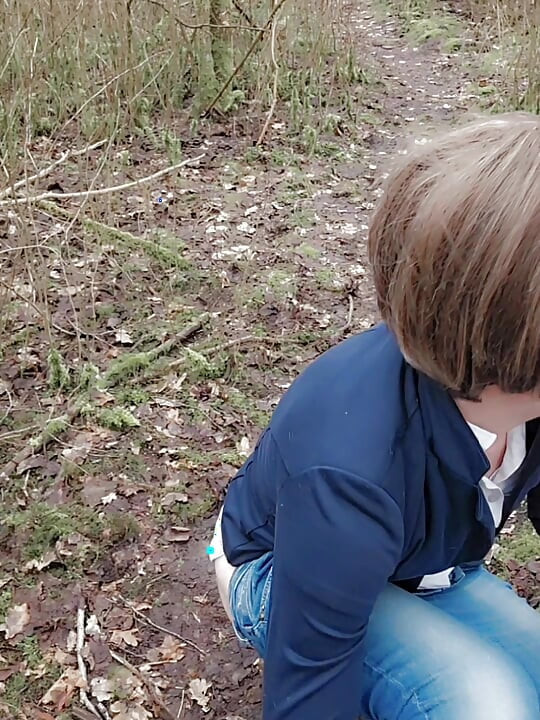 Casual dildo fuck on the woods