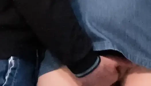 Fantasi mesum di kereta bawah tanah - memekku di-fingering sama orang asing