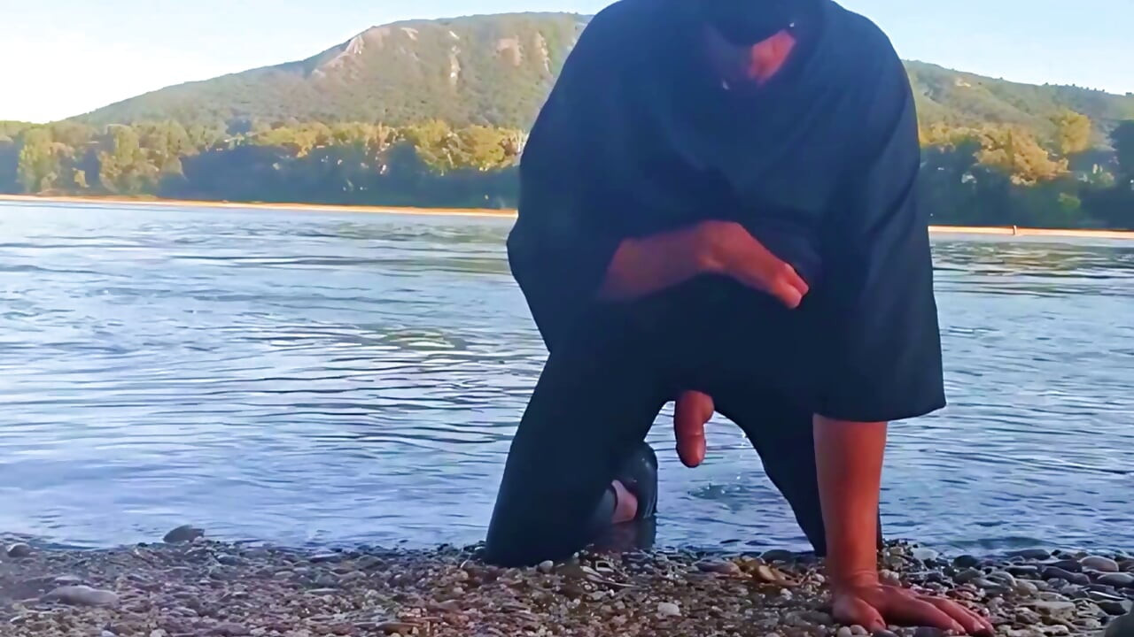 büyük bir nehirde boşalmak