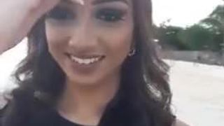 Chica sexy en selfies en vivo