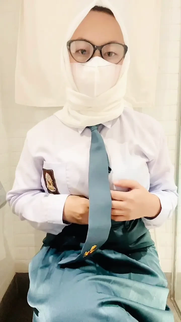 高中生放学回家被抓到残忍的手淫直到喷泉