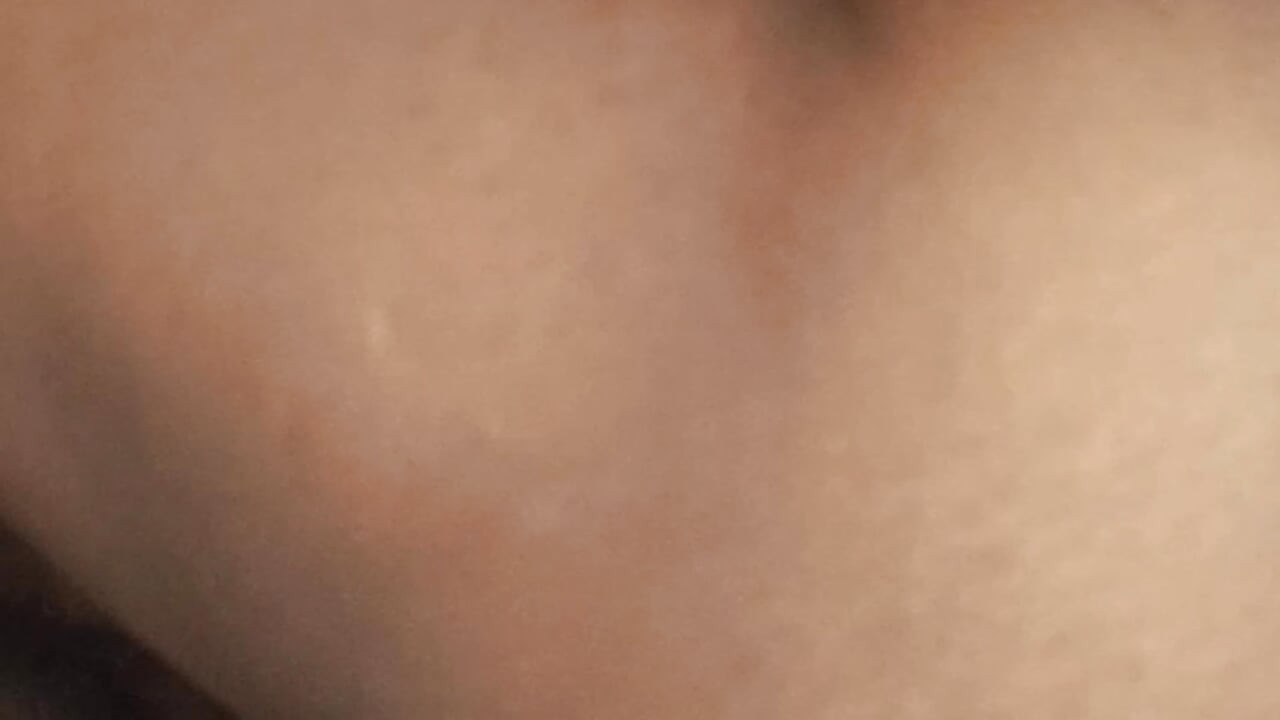 Tämä on yhdeksäs videoni, täti istuu päälläni ja nussii minua hyppimällä ylös ja alas.