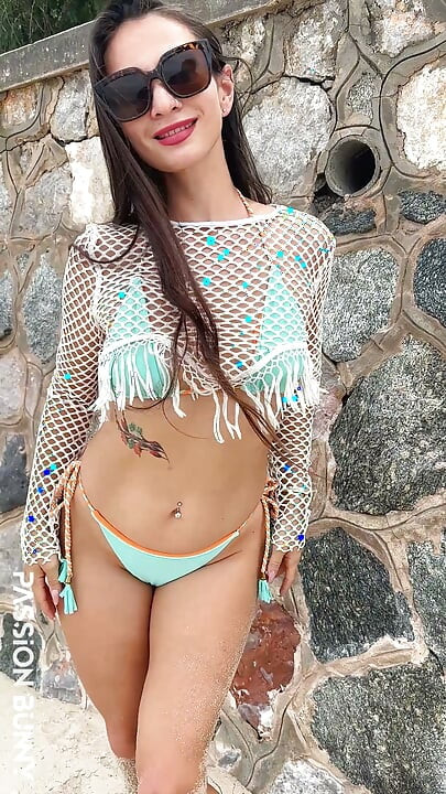 Güzel bikini zevki ve plajda seksi dans