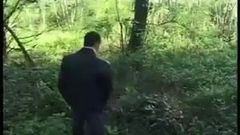 Abuela francesa folla duro con joven en el bosque