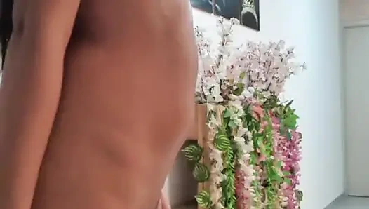 Langsing, kecil dan dengan pesona yang bisa bikin kamu dari awal