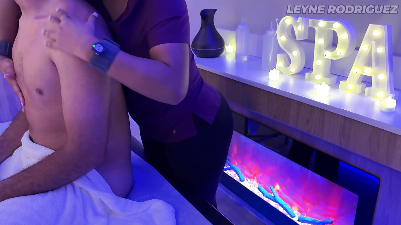 Sesiunea finală a femeii latino cu forme Întâlnire Personalizată Premium pentru clientul american