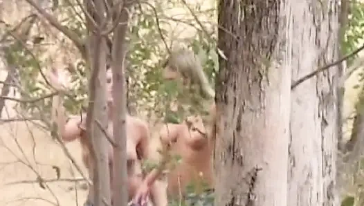 Cewek seksi perancis lagi asik aksi hot lesbian di luar ruangan