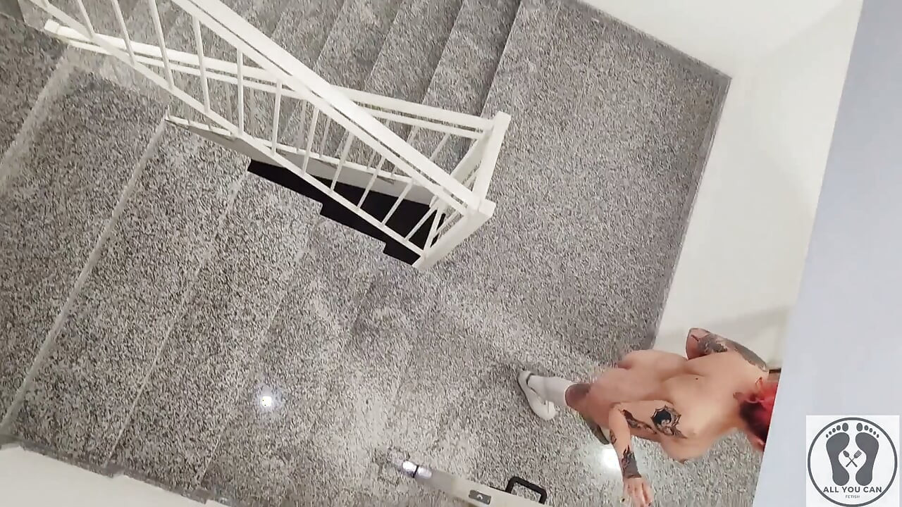 Risky Public Naked Chubby in the Building Pissing Outdoor
