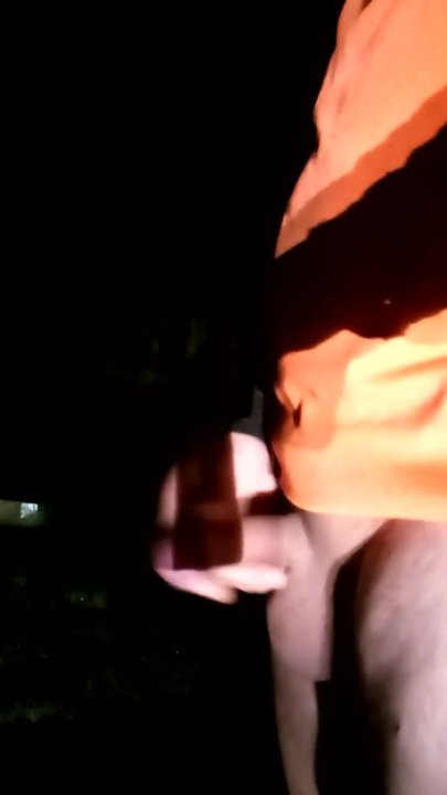 Pissing outdoor