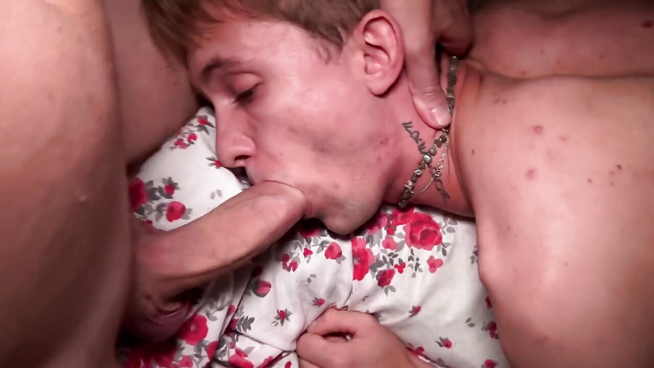 İki adam ve büyük yaraklı bir baba sert sikiliyor twink'in sıkı göt deliği ve döl