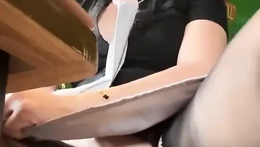 Alışveriş merkezinin içindeki kahve dükkanında boşaldım