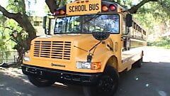 Le bus pour aller à l'école se transforme en lieu de péché et d'orgasme!