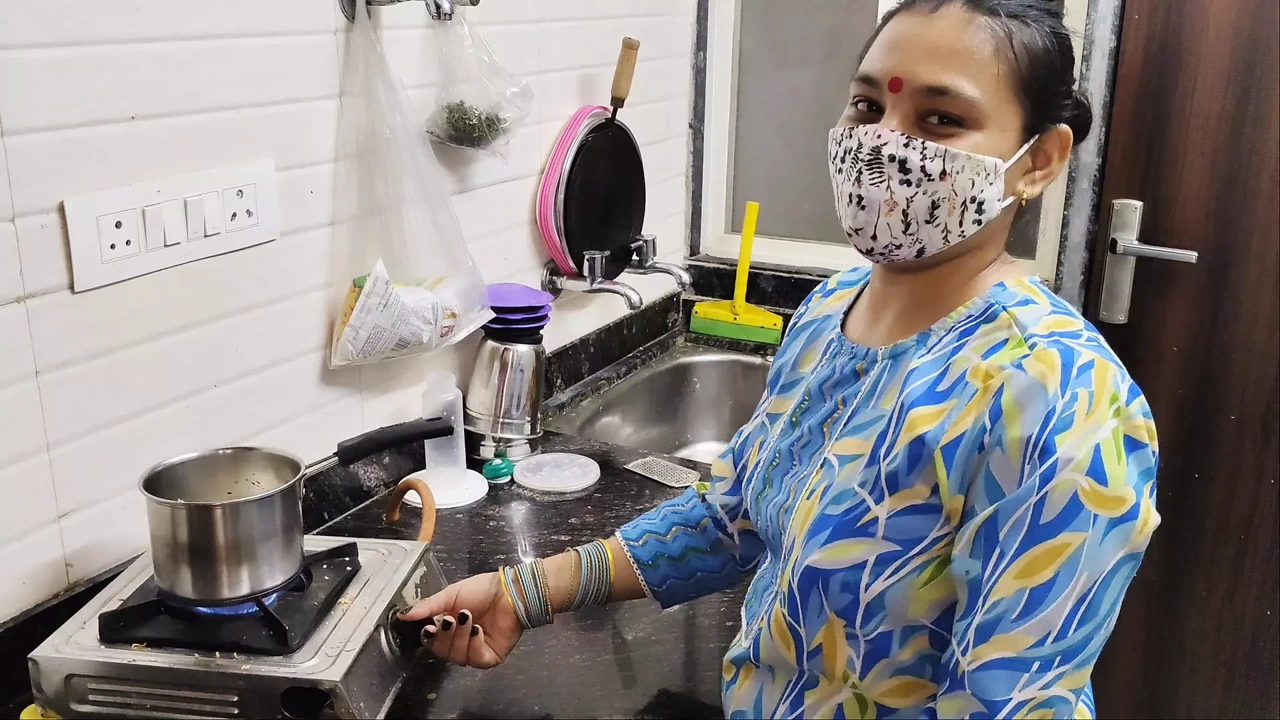 马利克看到机会后离开了女仆的年轻