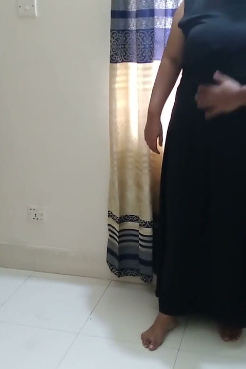 Mătușă perversă de 55 de ani Priya Chatterjee cu țâțe uriașe futută de iubit în camera de hotel - sex indian