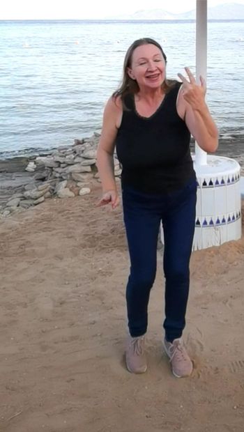 Babcia aktywna na plaży