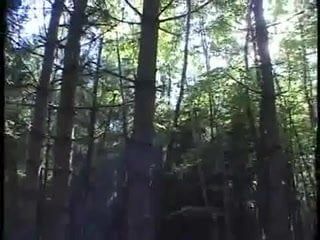 Fransk flicka med 2 män i skogen