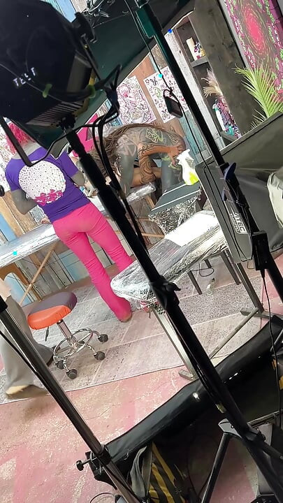 Tattoo Shop Slut Gets Pussy Licked & Sucks Cock While Getting Inked