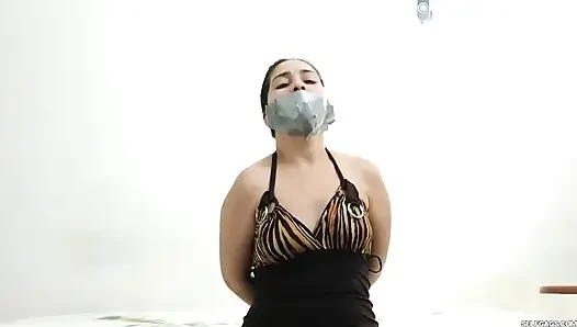 Mengasuh gadis tetangga menjelajahi fetish perbudakan nakal!
