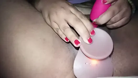 Girige Muschi will zum Orgasmen penetriert werden.