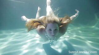 Nackte Nymphomanin Sunny Lane bläst einen harten Schwanz unter Wasser!