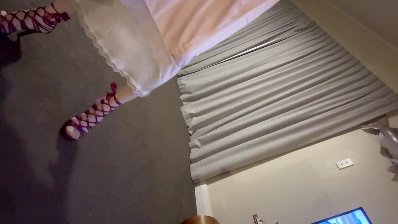 Seksi donje rublje otkriva nove ljubičaste štikle