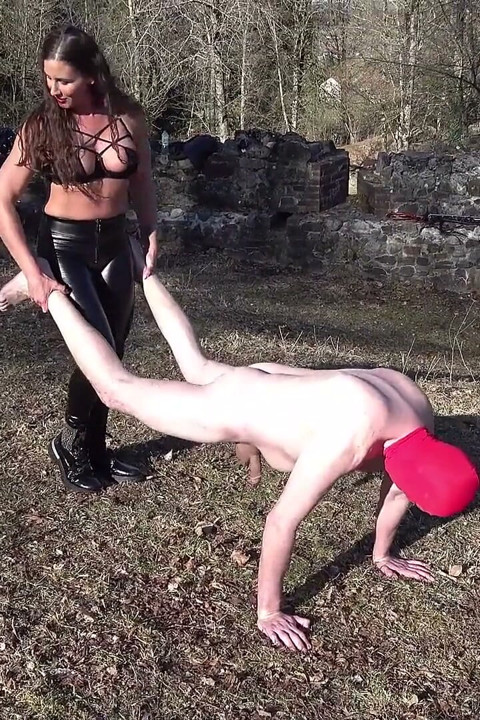 Ballbusting in Castle Ruins